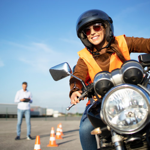 Élève motard en formation à la conduite moto avec instructeur – GLF Formation deux-roues catégorie A