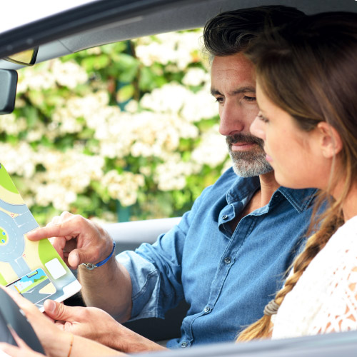 Moniteur auto-école en formation pratique au volant avec un élève – GLF Formation Sausheim