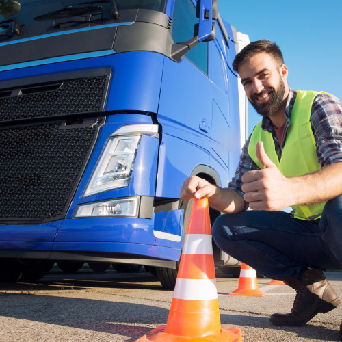 Enseignant de la conduite poids lourd formant un élève conducteur de camion – GLF Alsace