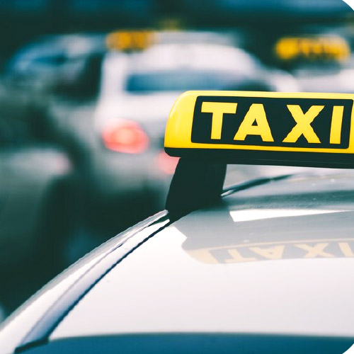 Candidat en formation pratique pour devenir chauffeur de taxi ou VTC avec GLF et le Groupe Larger